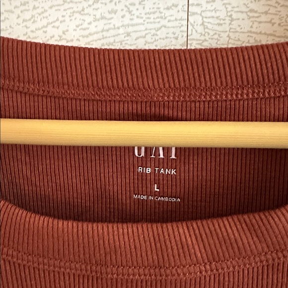 NWT ✨ Gap Cropped Rib Tank - Picture 3 of 5